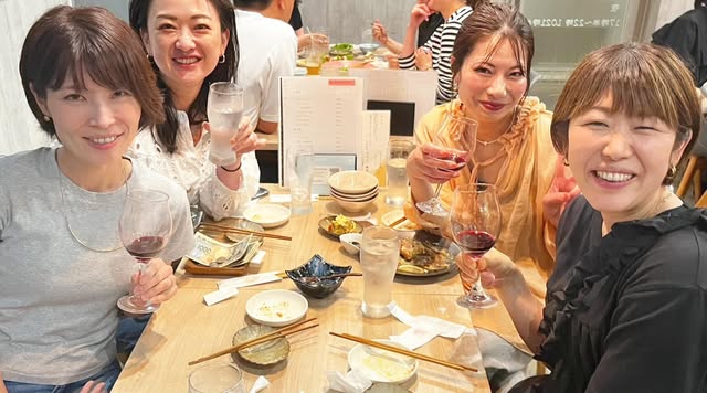 ワインで乾杯するお客さま
